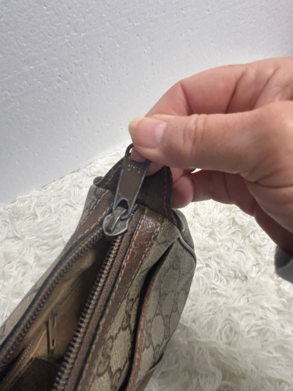 Gucci Brown GG Canvas Crossbody with Signature Green-Red Web. Authentic - Picture 11 of 16